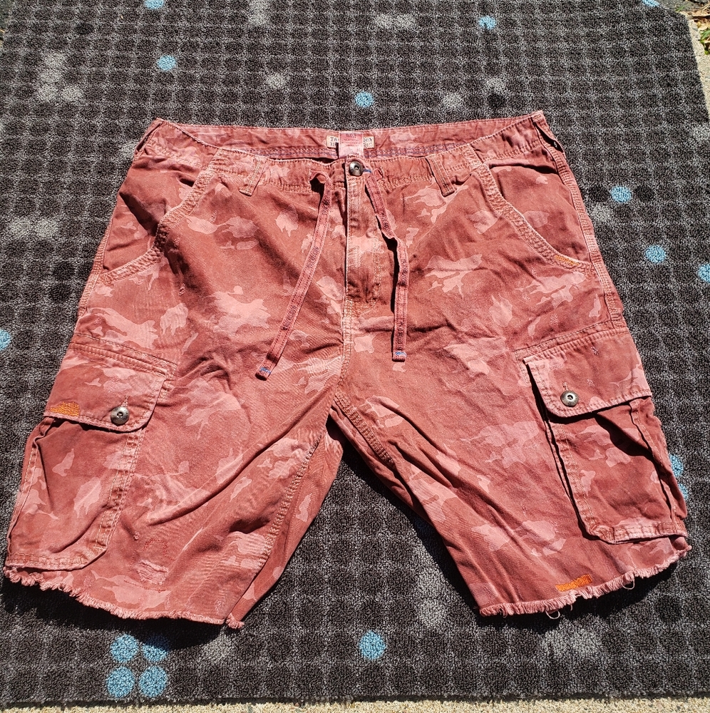 True Religion Distressed Camo Recon Cargo Shorts Size 42 Red Pink